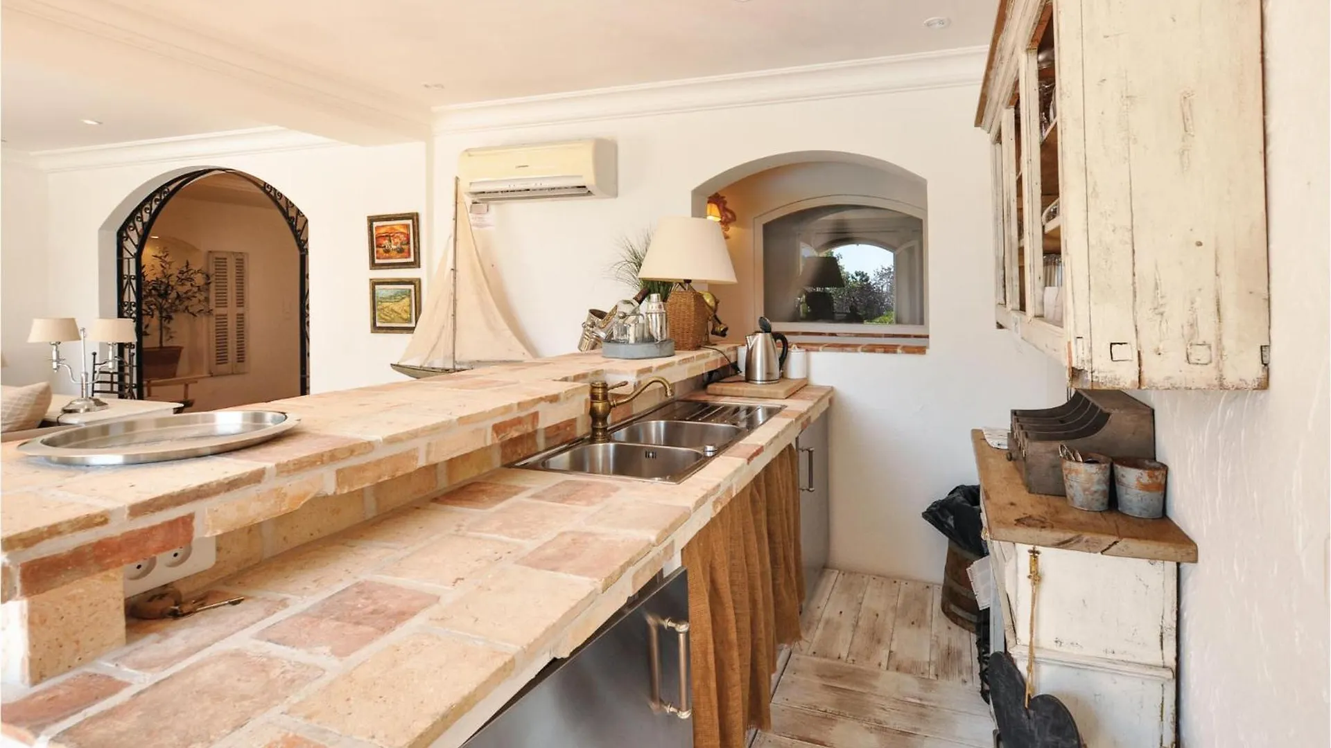 Nice Home In Les Adrets D Lesterel With Kitchen Saint-Jean-de-l'Esterel