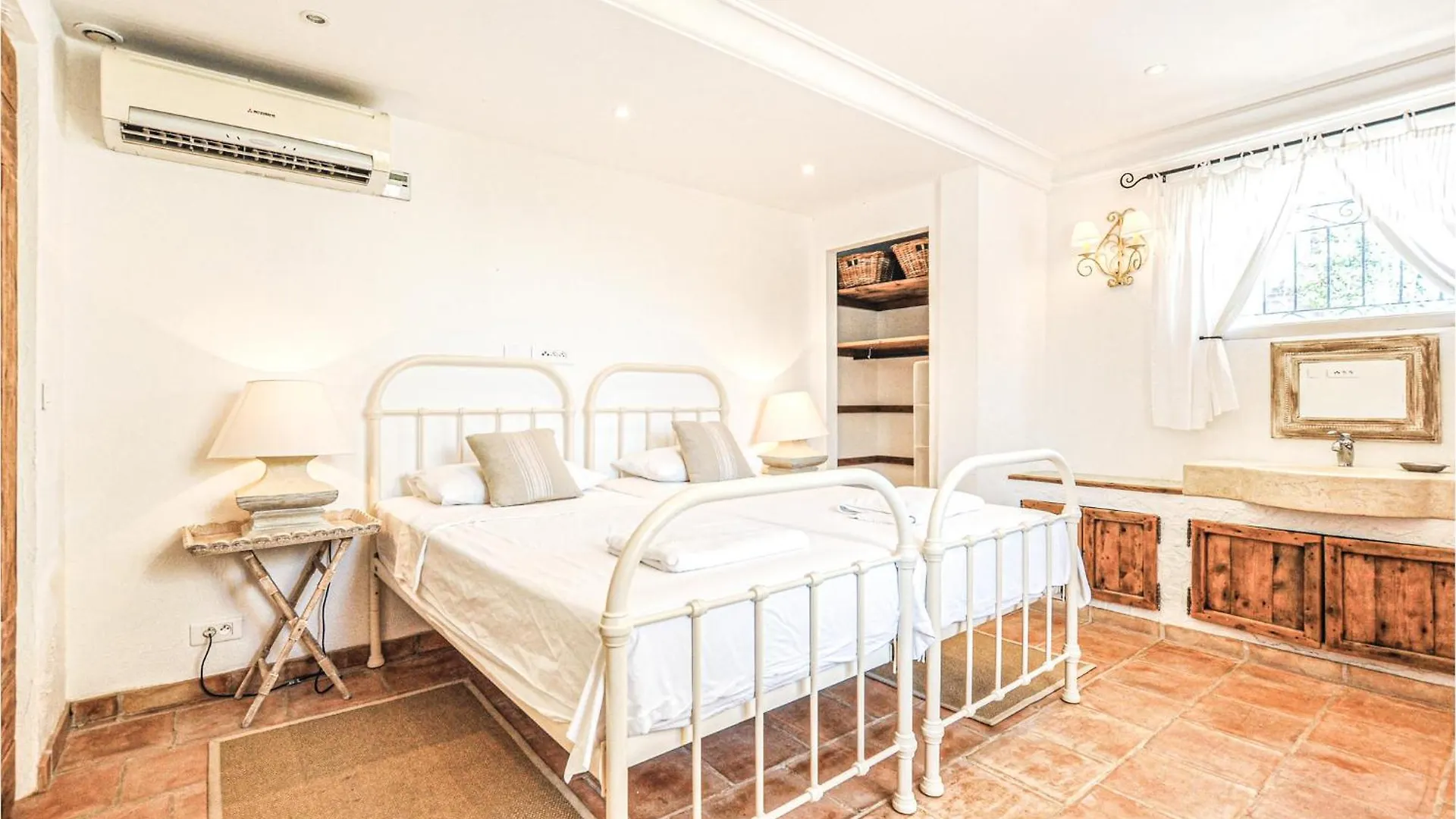 Nice Home In Les Adrets D Lesterel With Kitchen Saint-Jean-de-l'Esterel