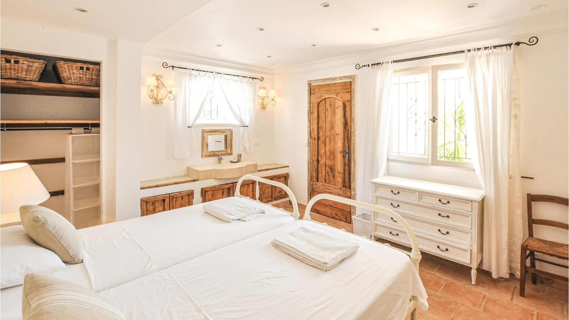 Nice Home In Les Adrets D Lesterel With Kitchen Saint-Jean-de-l'Esterel France