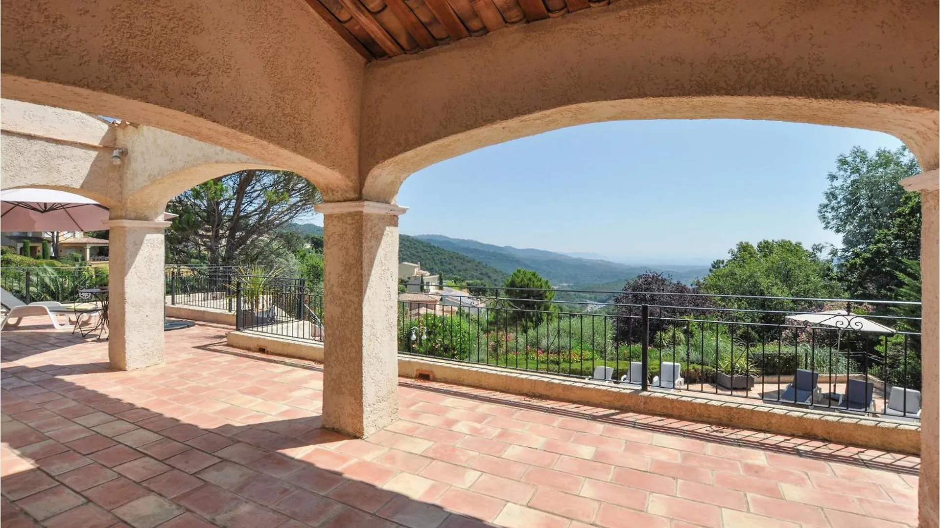 Nice Home In Les Adrets D Lesterel With Kitchen Saint-Jean-de-l'Esterel